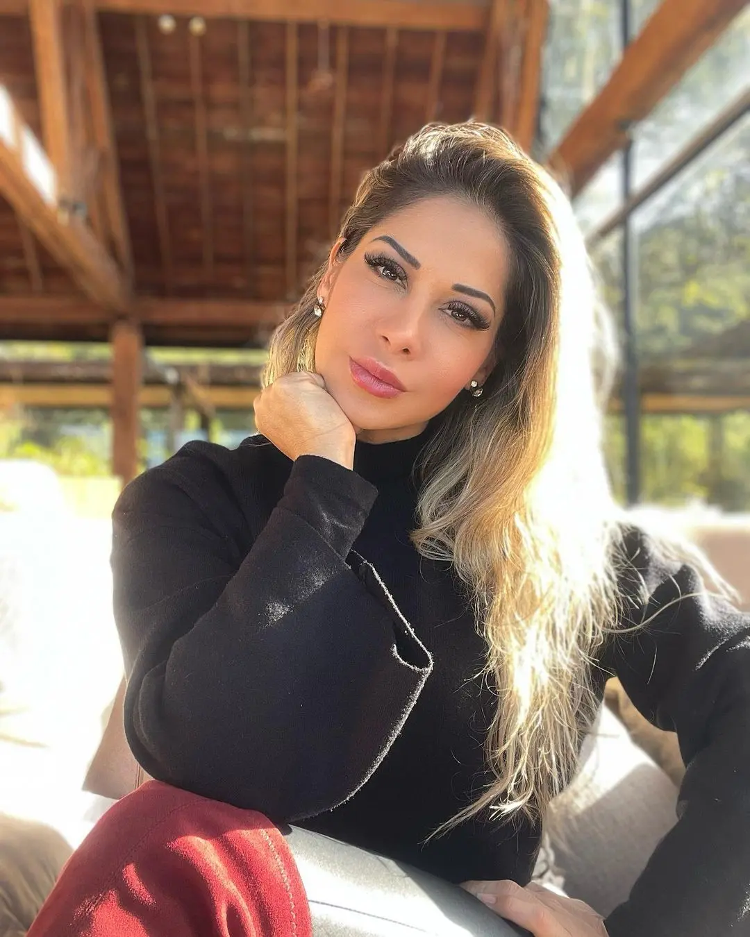 Imagem da notícia: Maíra Cardi nega ser controladora e rebate críticas: 'dividimos as tarefas'