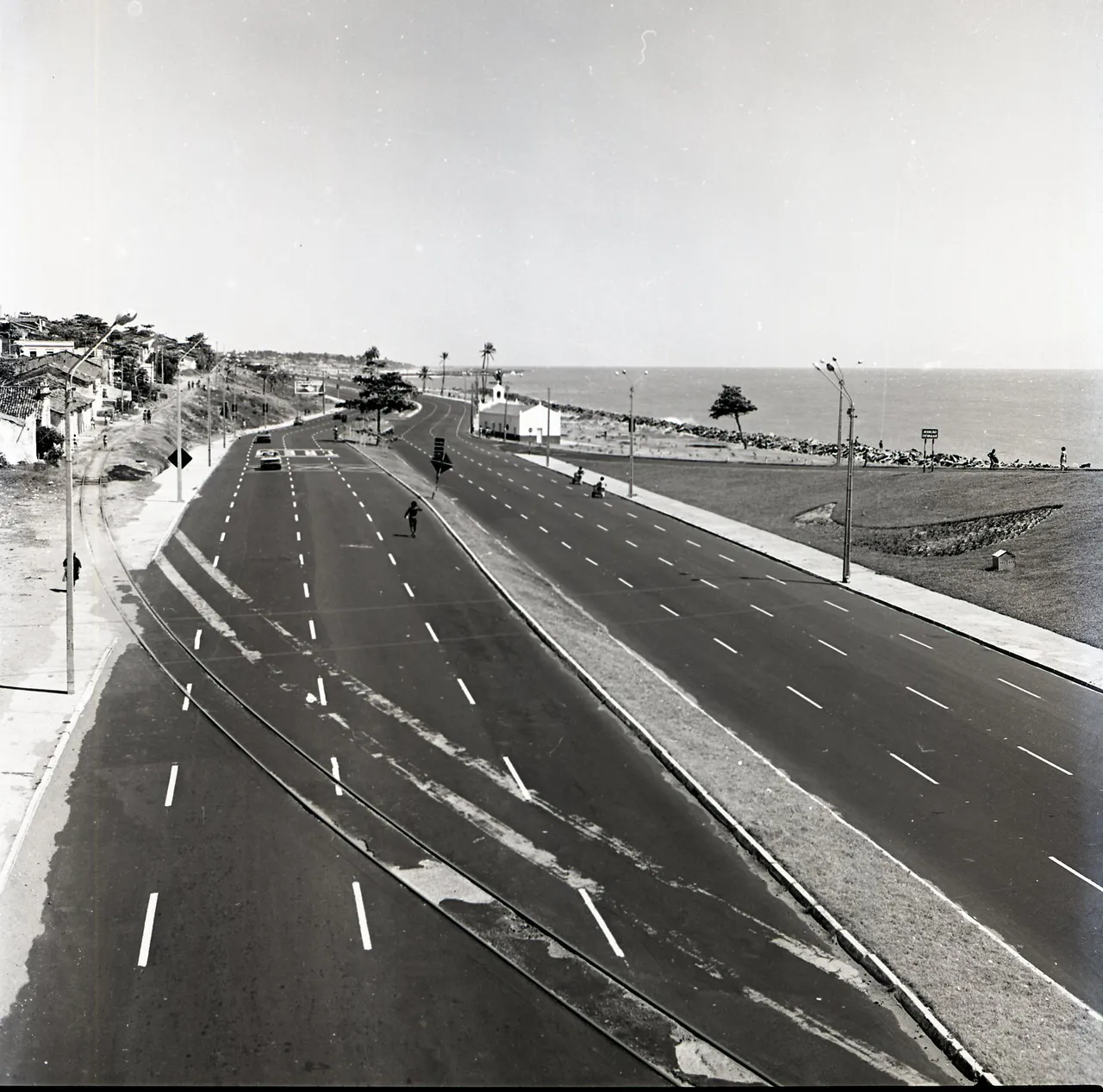 Foto da Avenida Leste Oeste, em 1976, mostra os resquícios da linha do trem em Fortaleza