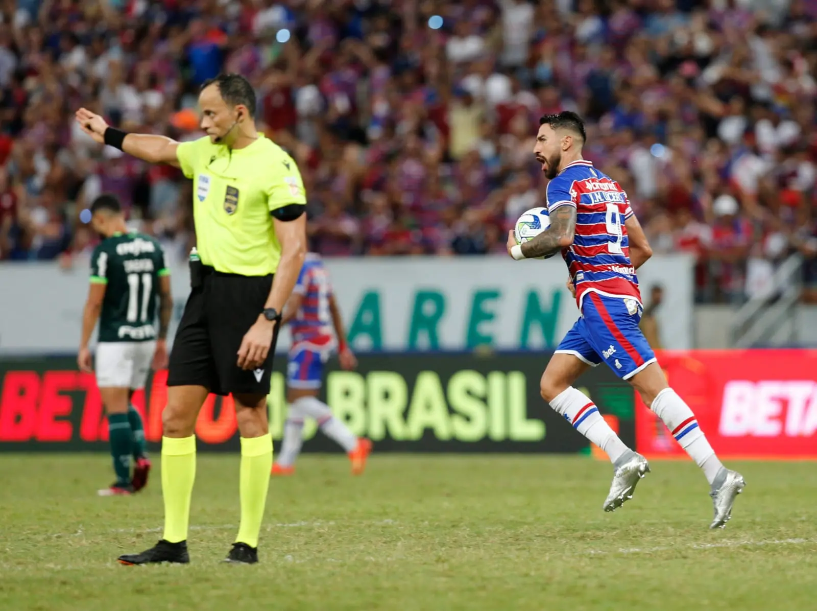 Lucero comemora gol pelo Fortaleza