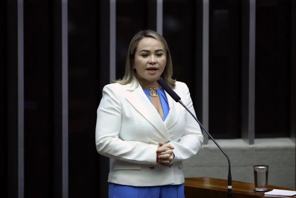 Imagem da notícia: Vereadora de Fortaleza, Enfermeira Ana Paula toma posse como deputada federal