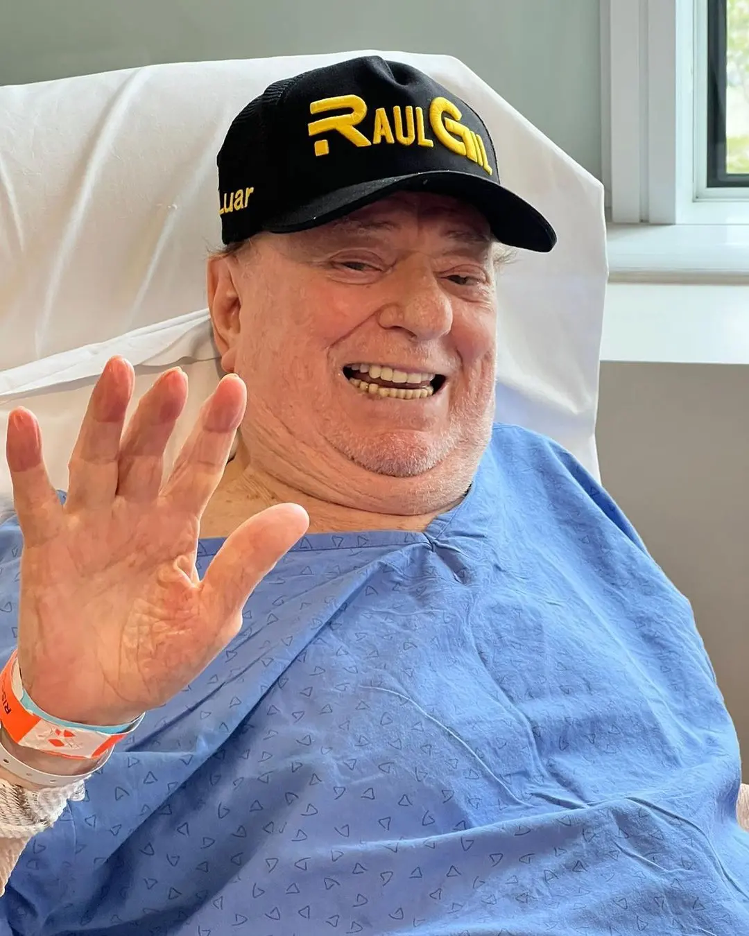 Imagem da notícia: Raul Gil atualiza estado de saúde após passar por cirurgia: ‘me recuperando’