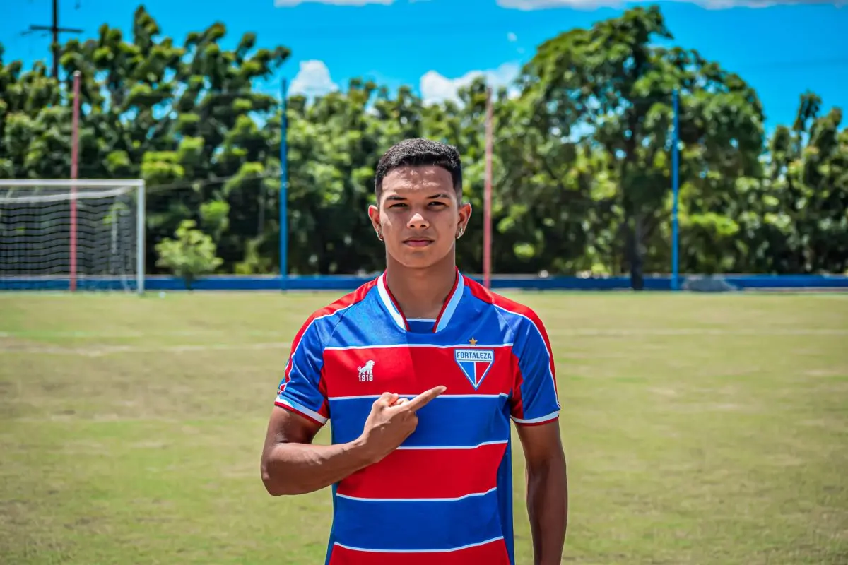 Imagem da notícia Cria da base do Fortaleza entra na mira de time da Champions League; Leão tem percentual