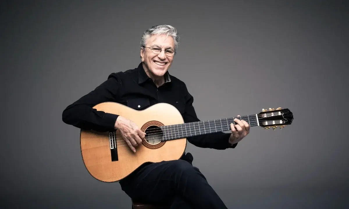 Imagem da notícia: Mulher que chamou Caetano Veloso de 'macaco pedófilo' é condenada a pagar R$ 38 mil na Justiça