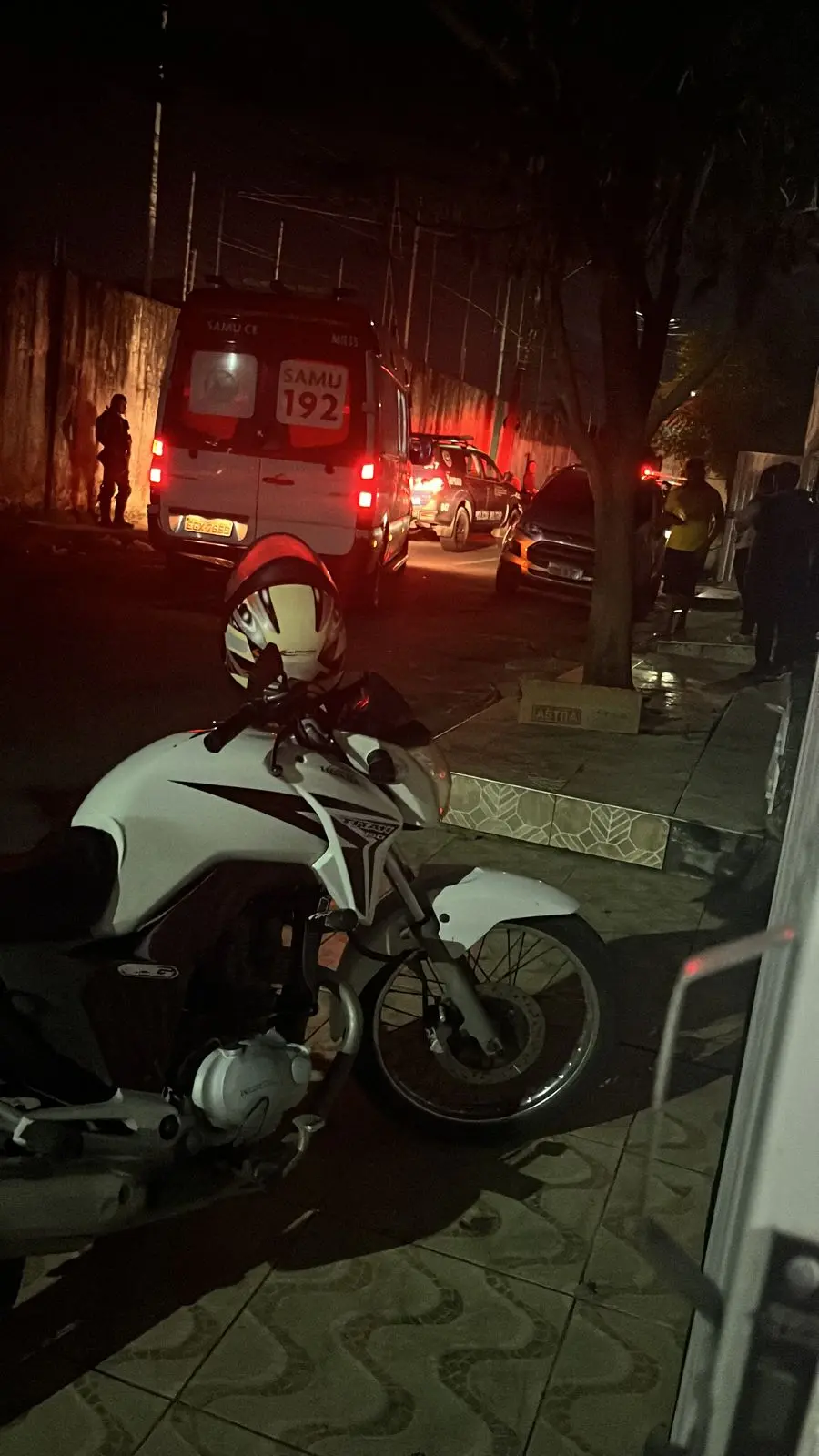Imagem da notícia: Policial militar é baleado nas costas ao reagir a assalto no centro de Caucaia; suspeito foi preso