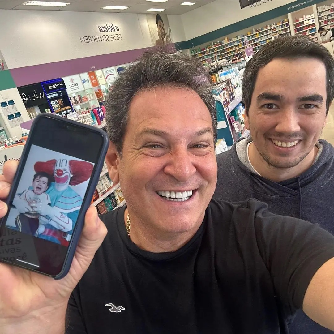 Imagem da notícia: Intérprete de Bozo, Luis Ricardo reencontra criança de foto clássica com o personagem