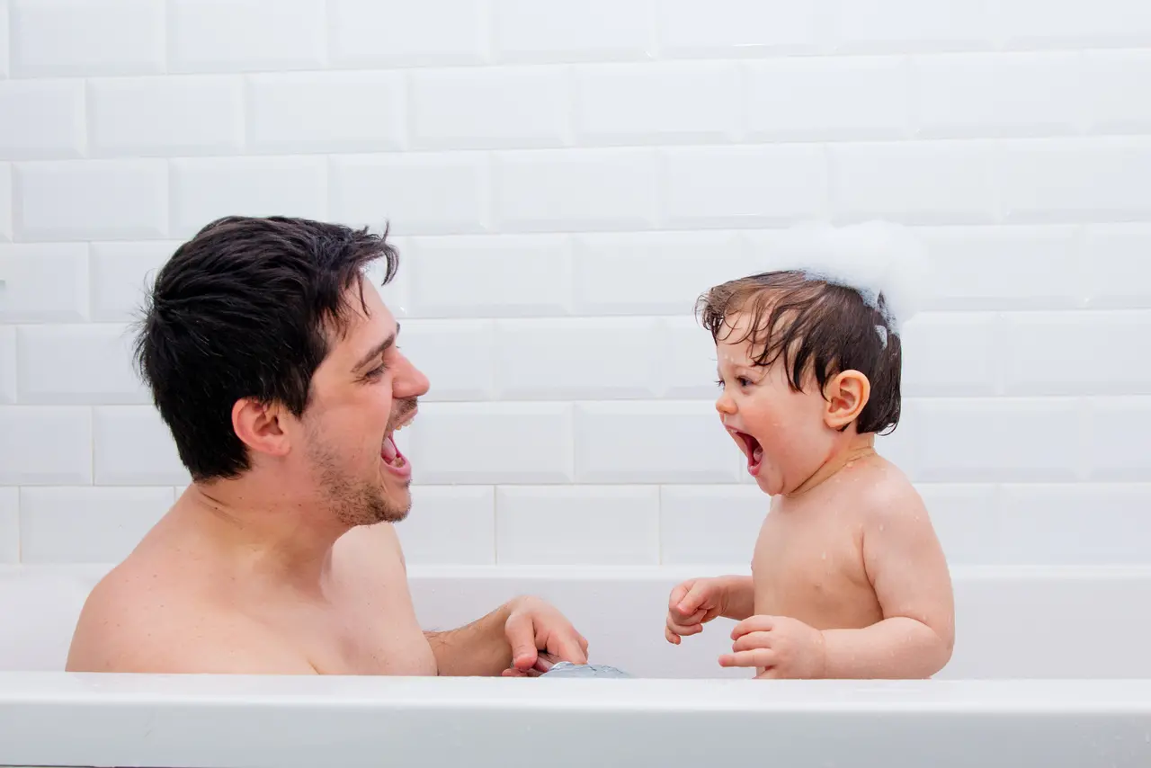 Imagem da notícia: Banho entre pais e filhos: é permitido? Sexualiza a criança? Até que idade pode?