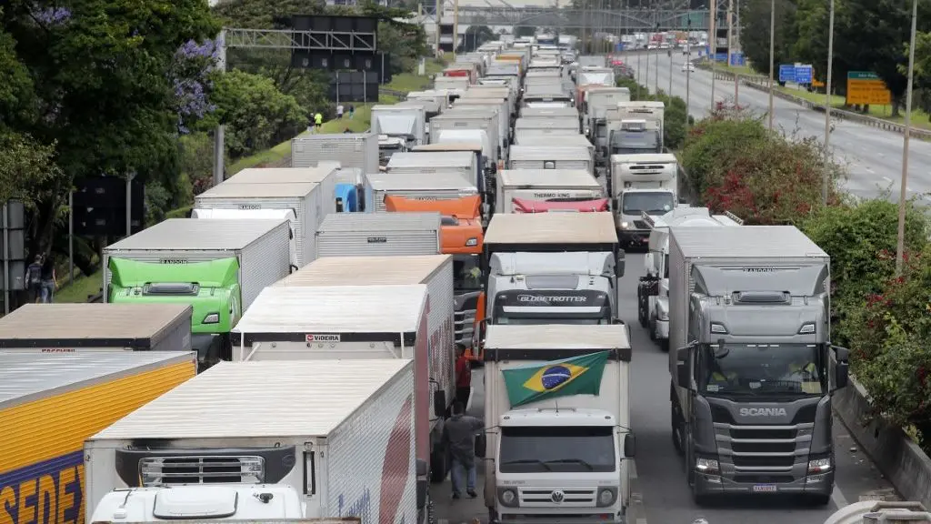 Imagem da notícia: Governo subsidia compra de carro novo. GM suspende produção do Onix