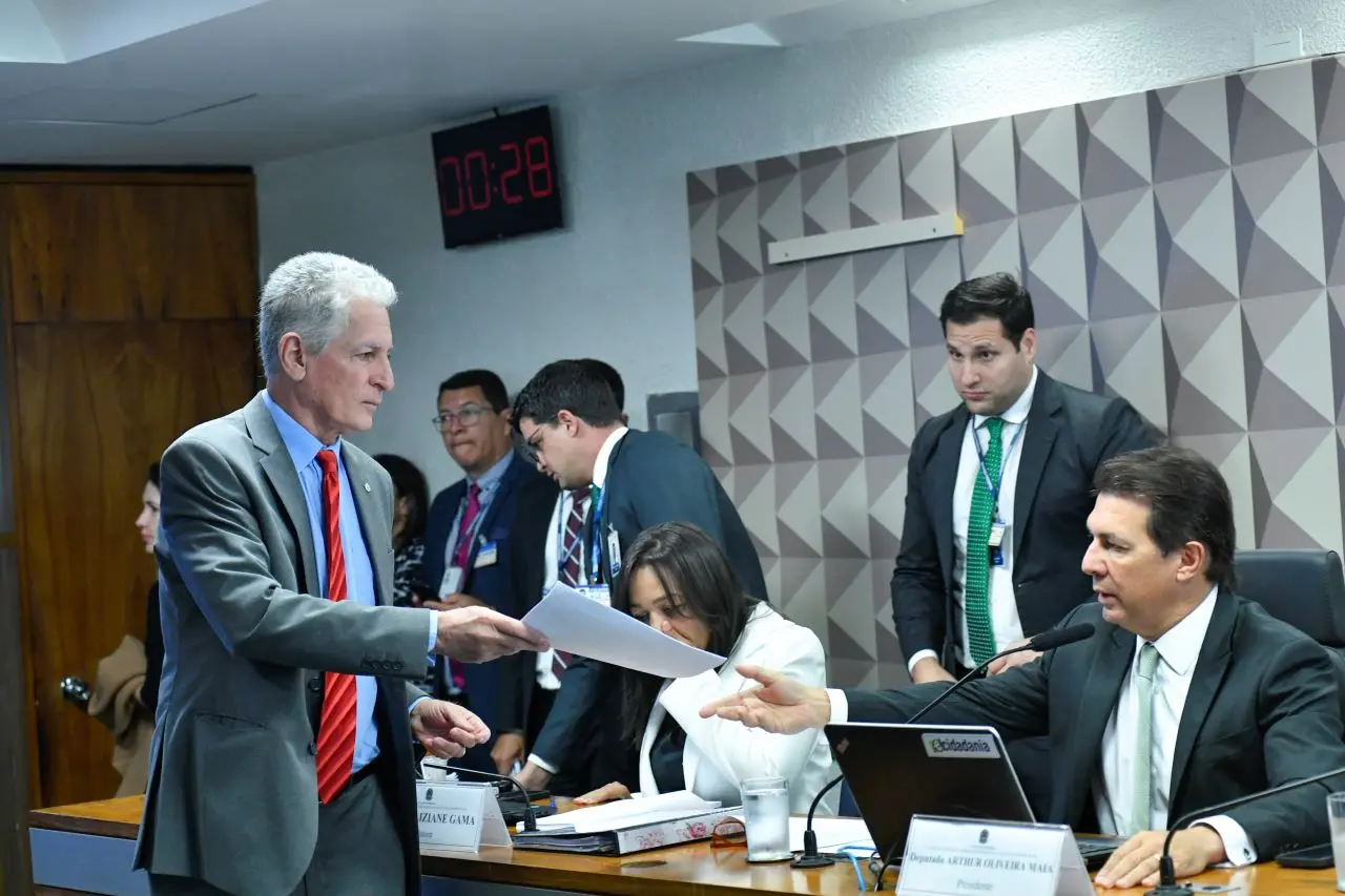 Imagem da notícia: CPI do 8 de janeiro tem bate-boca após pedido de substituição do deputado André Fernandes