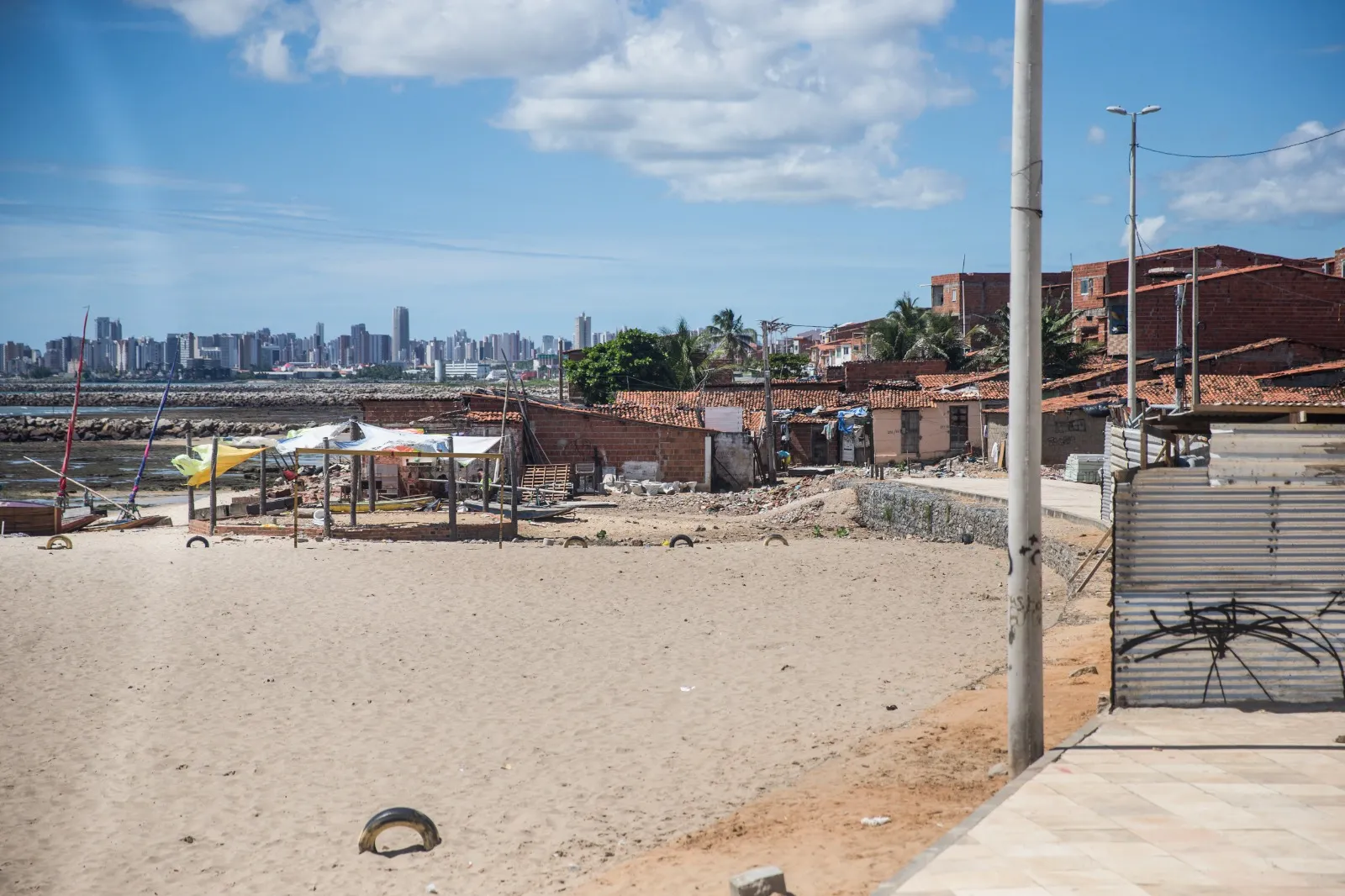 Diversas casas ainda precisam ser desapropriadas e removidas para a conclusão da via
