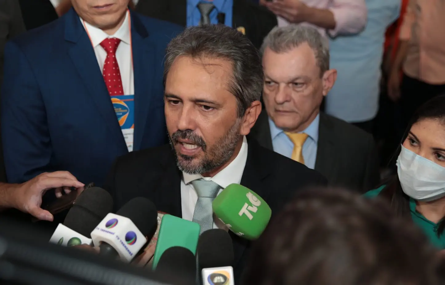 Imagem da notícia: Piso da enfermagem: 'Precisamos que o governo federal refaça a portaria', diz Elmano sobre verbas