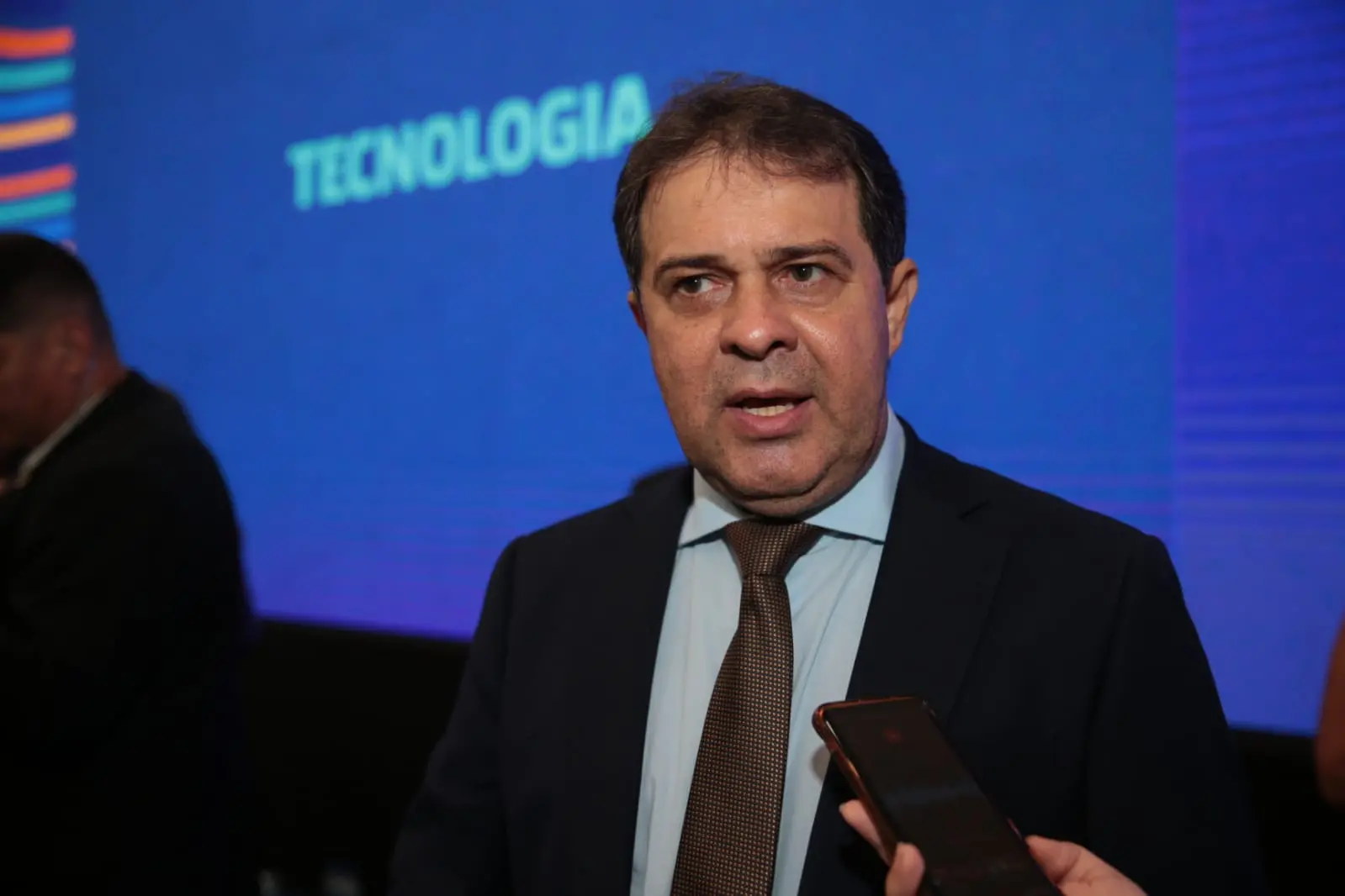 Imagem da notícia: 'Talvez seja o único caminho', diz Evandro sobre Cid assumir presidência do PDT no Ceará