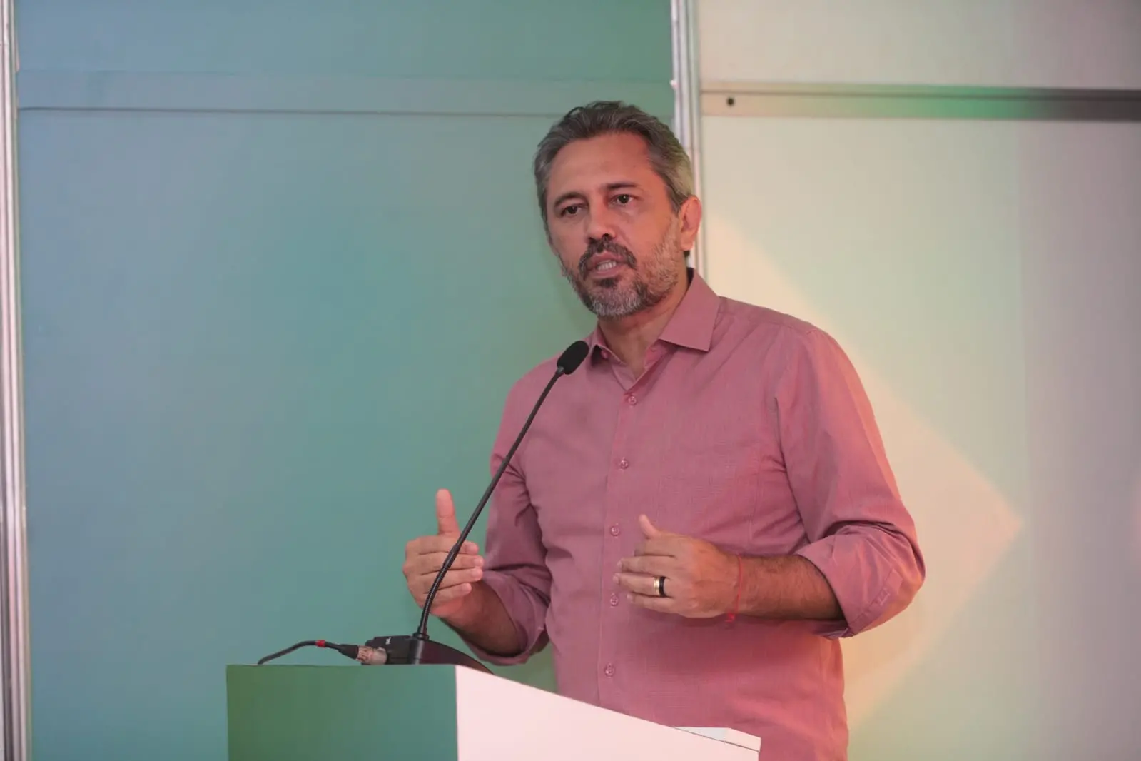 Imagem da notícia: Elmano sobre taxação de Shein e Shopee: 
