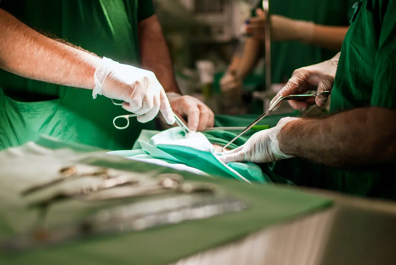 Imagem da notícia: 45 mil pessoas estão aguardando cirurgia no CE: ‘o médico disse que eu teria de esperar 10 anos'
