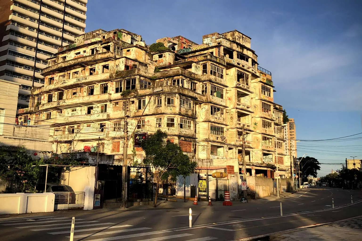 Imagem da notícia: Afinal, o que fazer com o arruinado Edifício São Pedro?