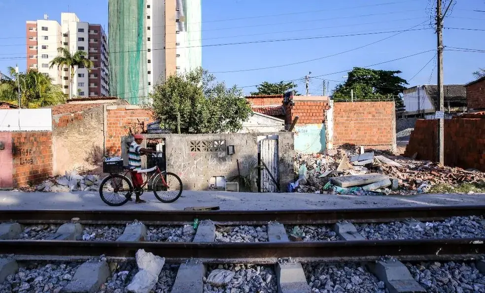 Imagem da notícia: 760 famílias com casas afetadas por obra do VLT ainda aguardam receber novas moradias após 10 anos