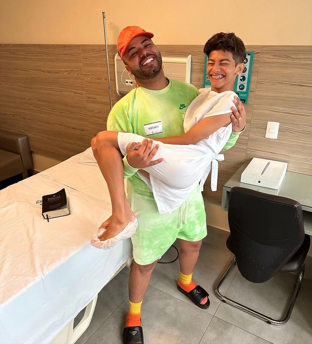 Imagem da notícia: Influencer cearense Carlos Manuel, dono do perfil 'Catty Lares', remove silicone