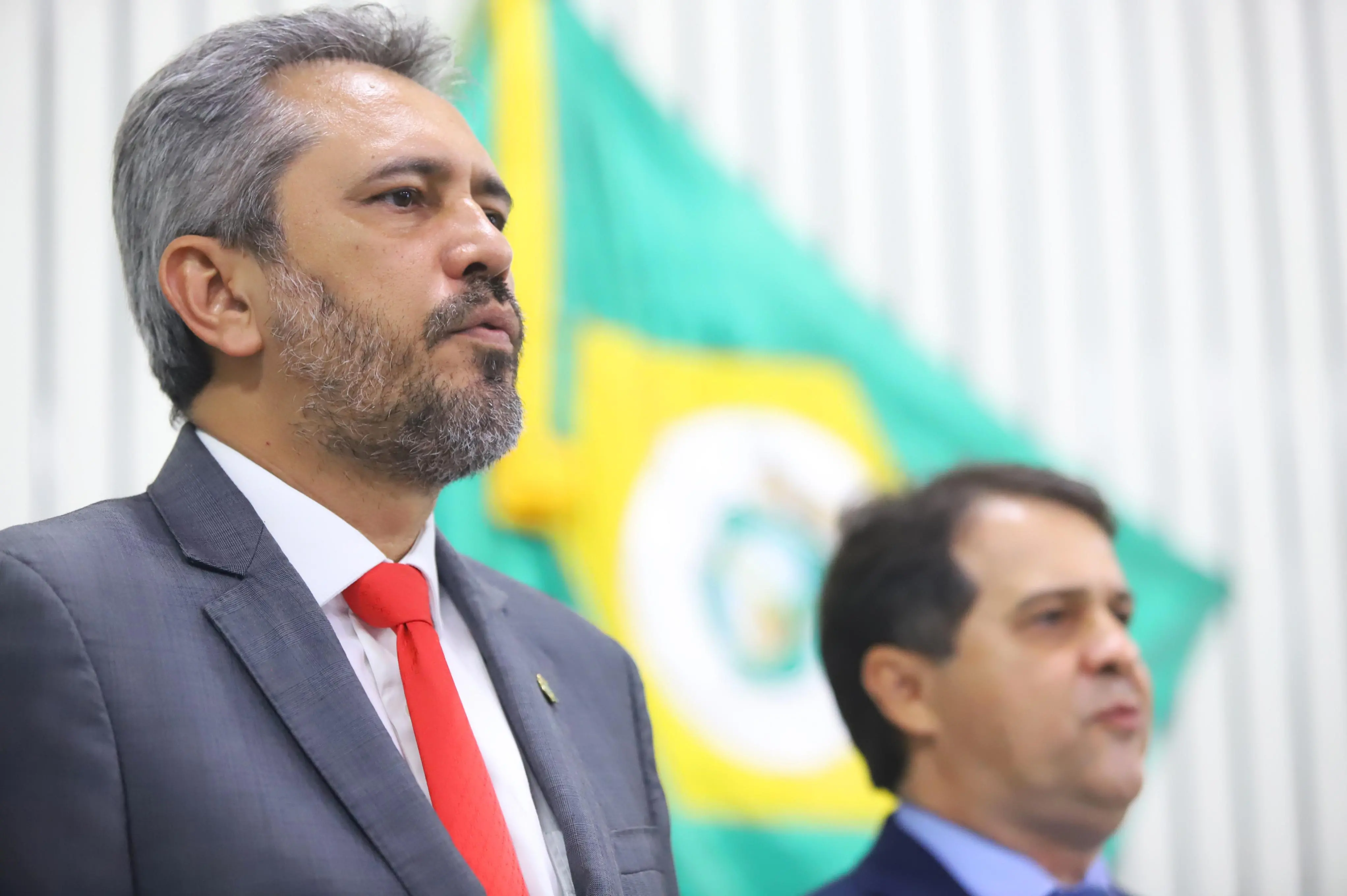 Imagem da notícia: Com 'regime de urgência', Governo Elmano leva, em média, 5 dias para aprovar projeto na Alece