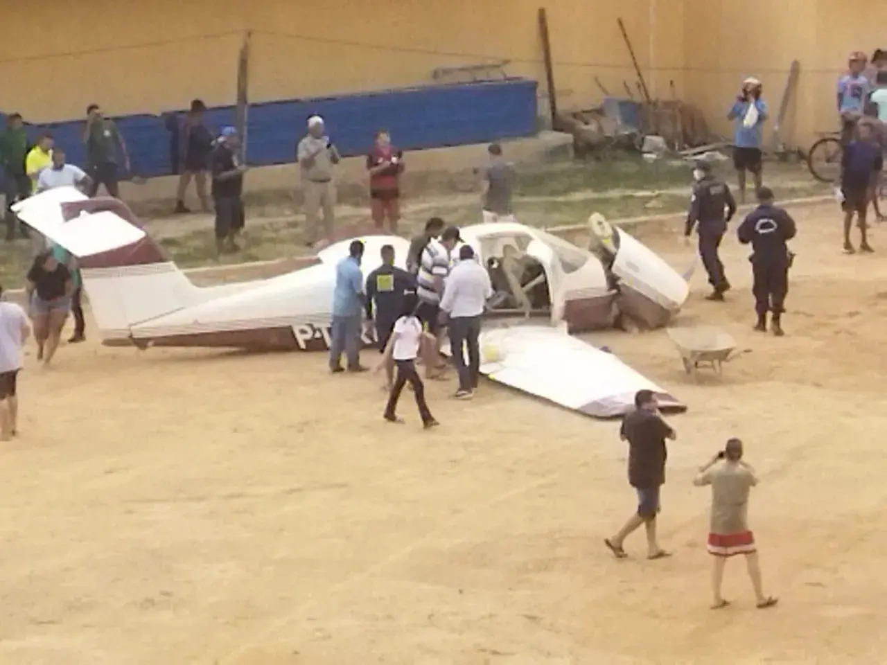 O avião estava com cinco pessoas, sendo uma criança, que ainda não foram identificados