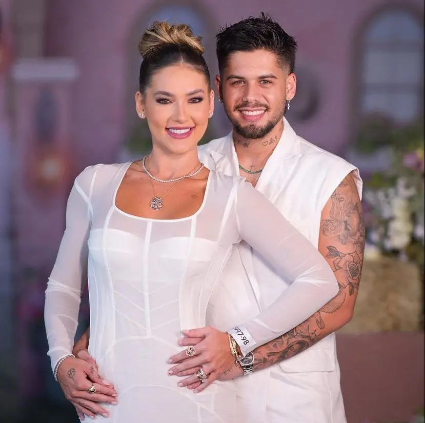 Virginia e Zé Felipe estão vestidos de branco, posando para foto