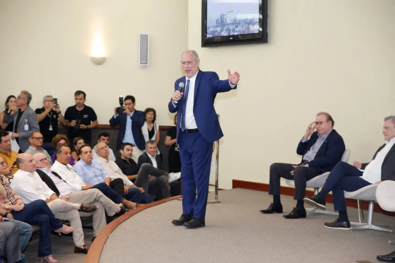 Imagem da notícia: Viagem ao Exterior no pós-eleição foi para 'lamber as feridas e sarar as machucaduras' diz Ciro