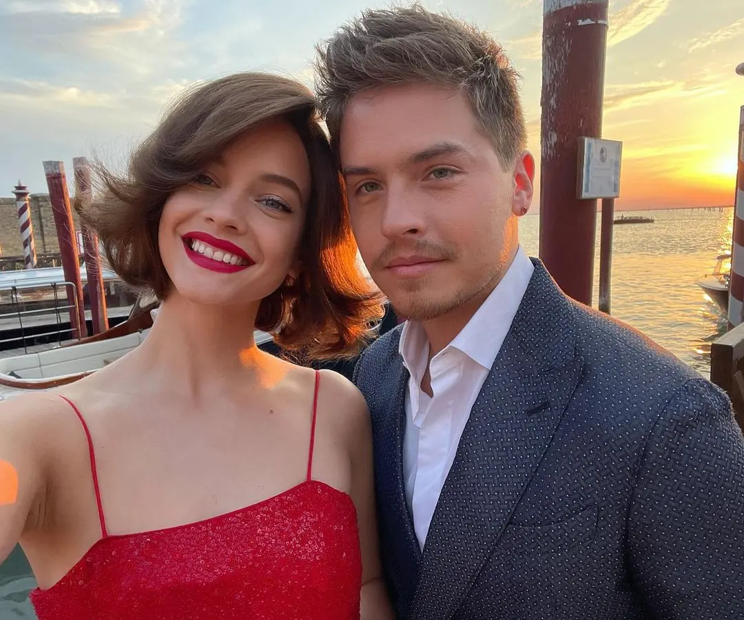 Imagem da notícia: Dylan Sprouse e Barbara Palvin confirmam noivado após cinco anos de namoro