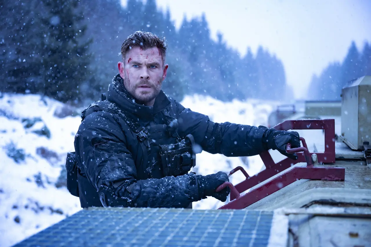 Imagem da notícia: Chris Hemsworth fala sobre machucado em gravações de O Resgate 2: ‘faz parte da diversão’ 
