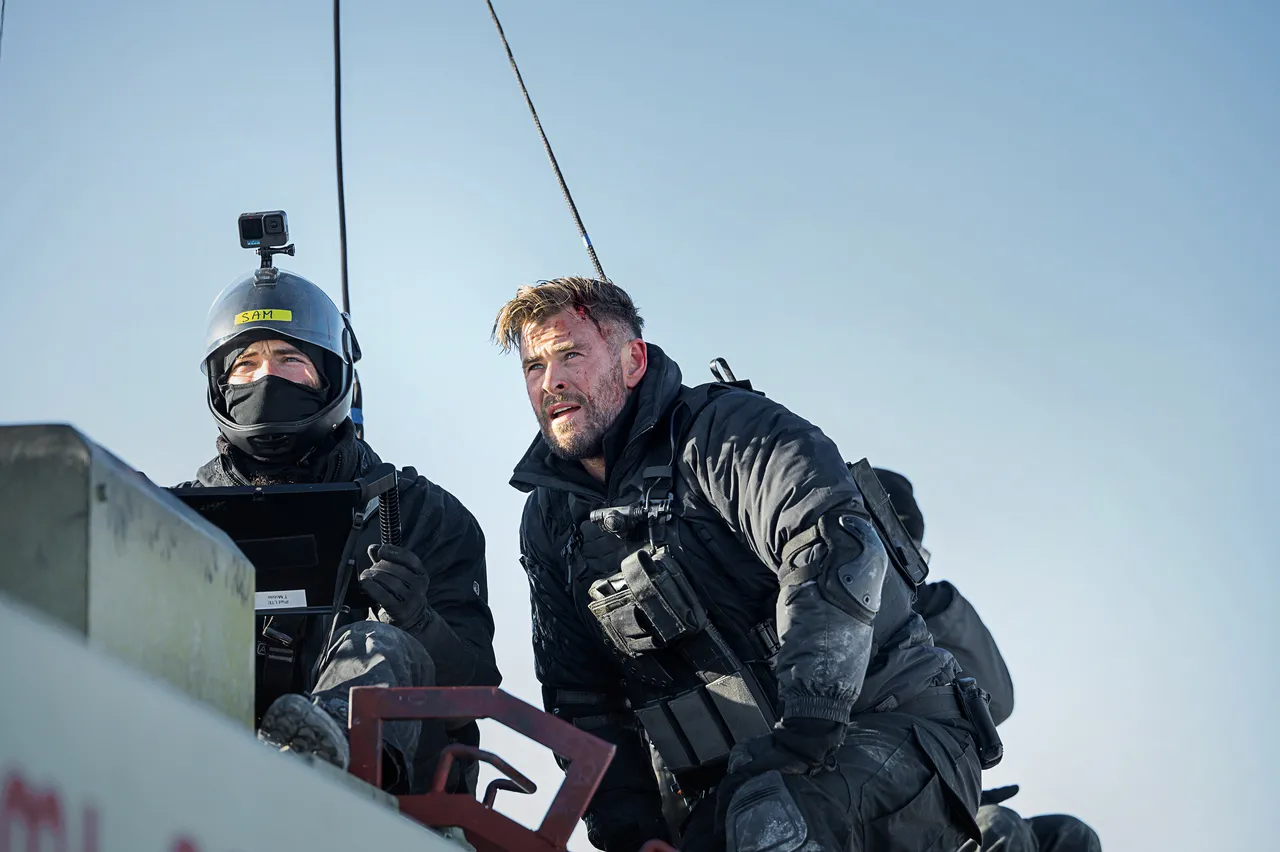 Sam Hargrave e Chris Hemsworth nos bastidores das gravações do longa