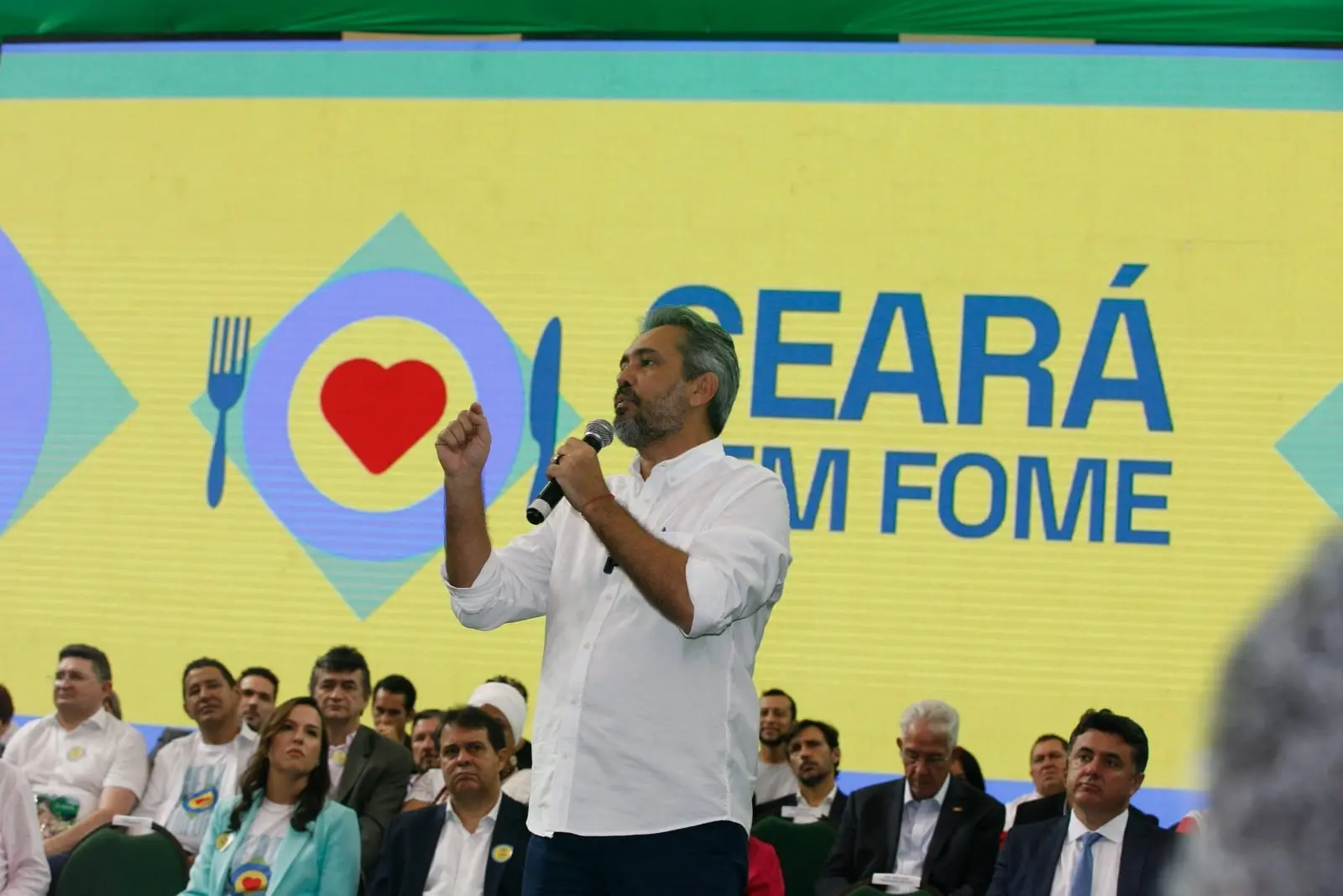 Imagem da notícia: Governador reúne 151 prefeitos cearenses e mostra o peso político do combate à fome