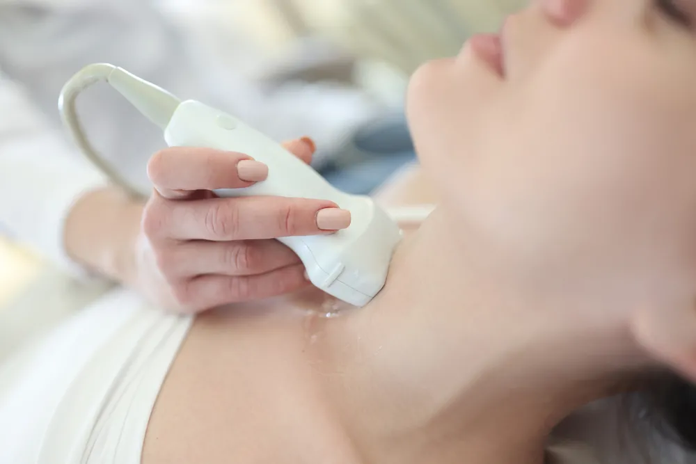 Exames de ultrassom são importantes para investigar possíveis nódulos na tireoide