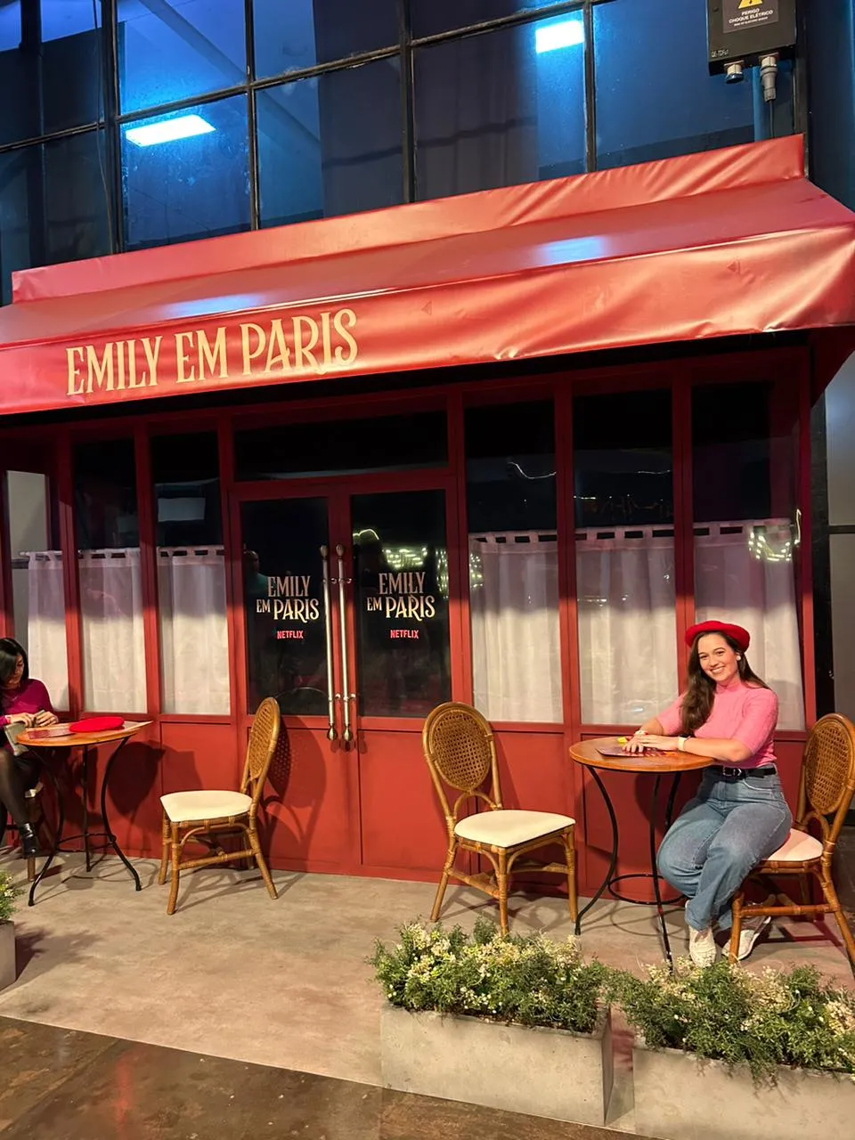 Set de Emily em Paris trazia cenário do restaurante do Gabriel