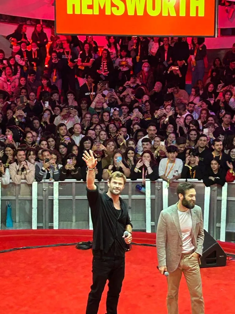 No palco da estrutura da Bienal, Chris Hemsworth interagiu bastante com o público