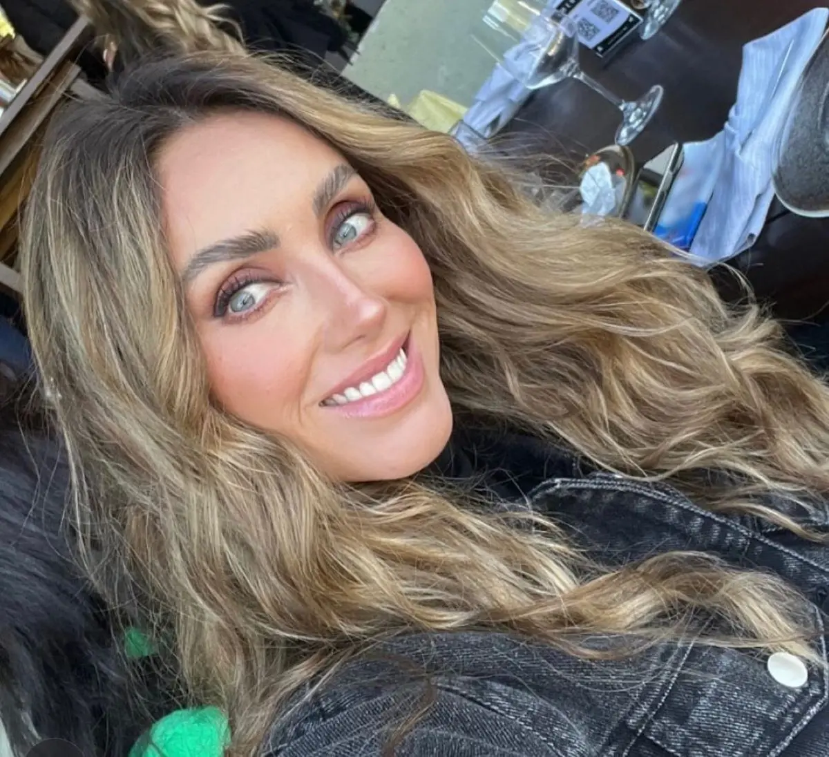 Imagem da notícia: Anahí, integrante do RBD, perfura o tímpano ao fazer molde para fone