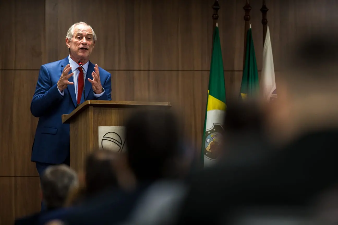 Imagem da notícia: Ciro critica Alexandre de Moraes no caso Monark e ironiza ação de Collor contra ele: 'eu me odeio'
