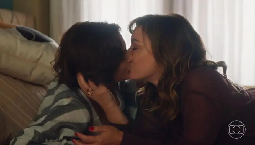 Imagem da notícia: Após críticas, Globo exibe cena de beijo lésbico entre Clara e Helena de 'Vai na Fé'
