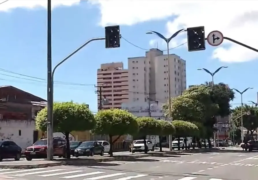 Imagem da notícia: Semáforos da Avenida Domingos Olímpio ficam apagados após furto de cabos nesta quinta-feira (22) 
