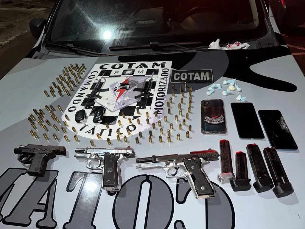 Agentes de segurança apreenderam três pistolas, munições, aparelhos celulares, papelotes de cocaína e dois veículos