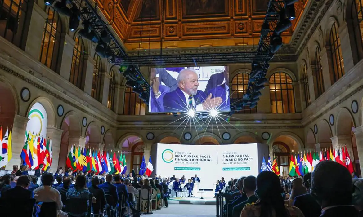 Imagem da notícia: Em discurso em Paris, Lula chama de ameaça exigências da União Europeia para acordo com Mercosul