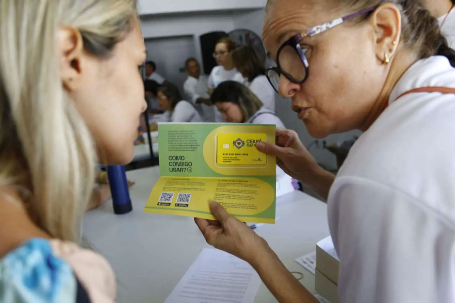 Imagem da notícia: Governo inicia entrega de cartões do programa Ceará Sem Fome; veja cronograma