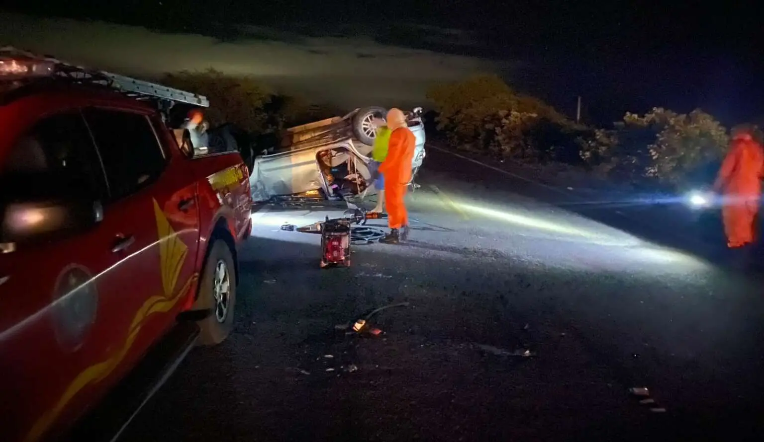 Imagem da notícia: Avó e neta morrem em capotamento na BR-304, em Aracati