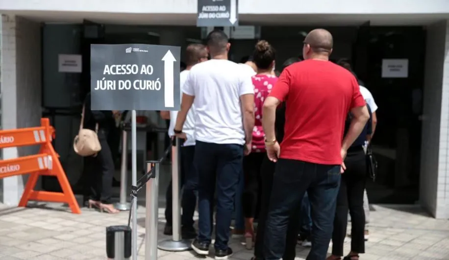 Centenas de pessoas acompanham o júri presencialmente