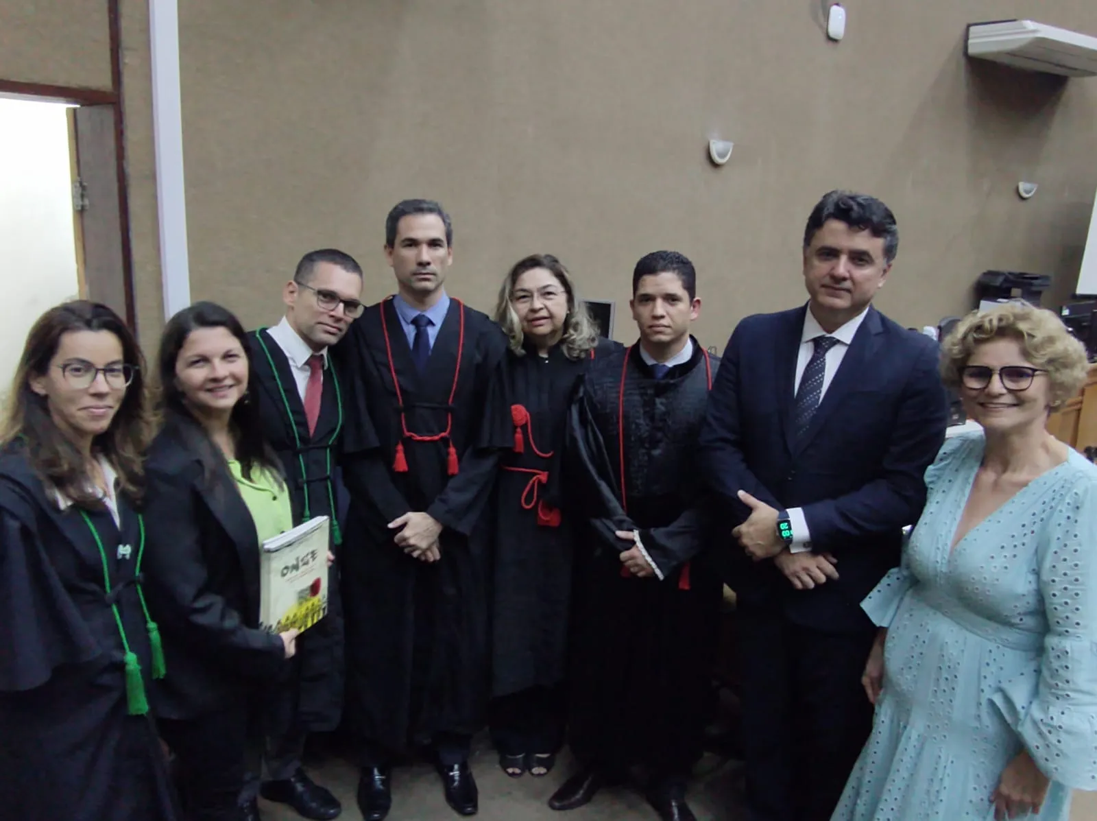 Integrantes do Ministério Público e da Defensoria Pública, que atuaram na acusação. Da esquerda para a direita: Gina Moura, Elizabeth Chagas, Eduardo Villaça, Vicente Martins, Alice Iracema, Luiz Bezerra, procurador Geral de Justiça, Manuel Pinheiro e Joseana França