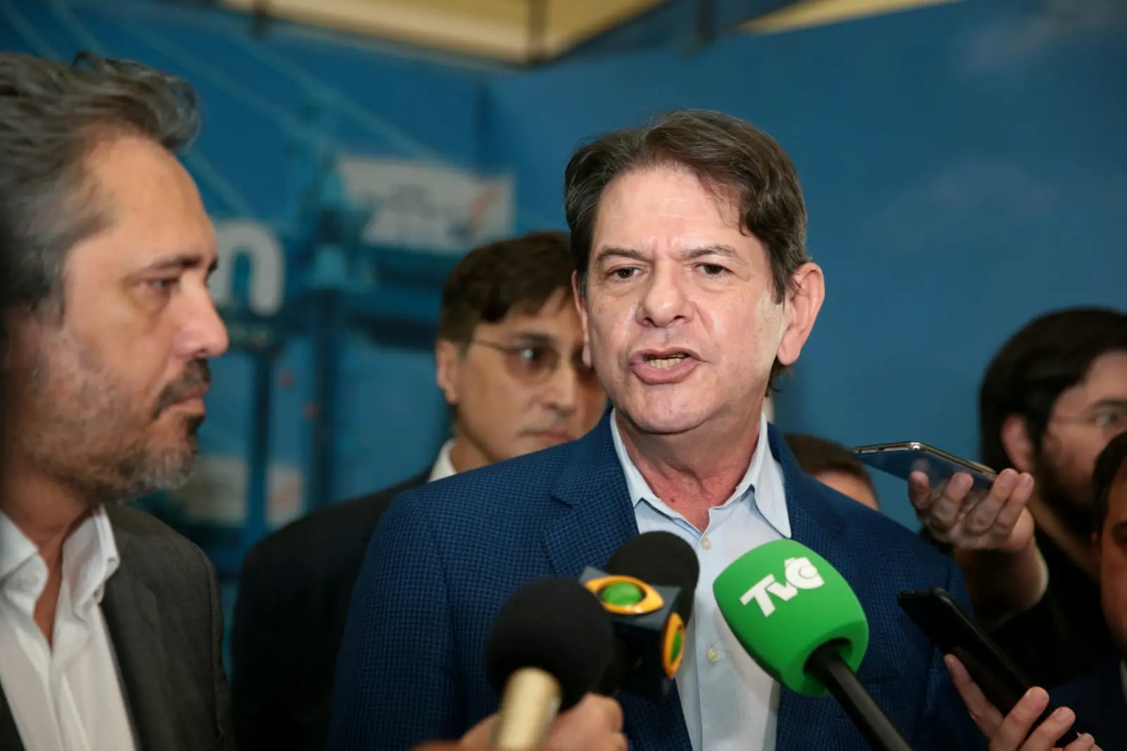 Imagem da notícia: Cid Gomes evita comentar sobre crise com Ciro e o PDT: 'tem hora e lugar pra tudo' 