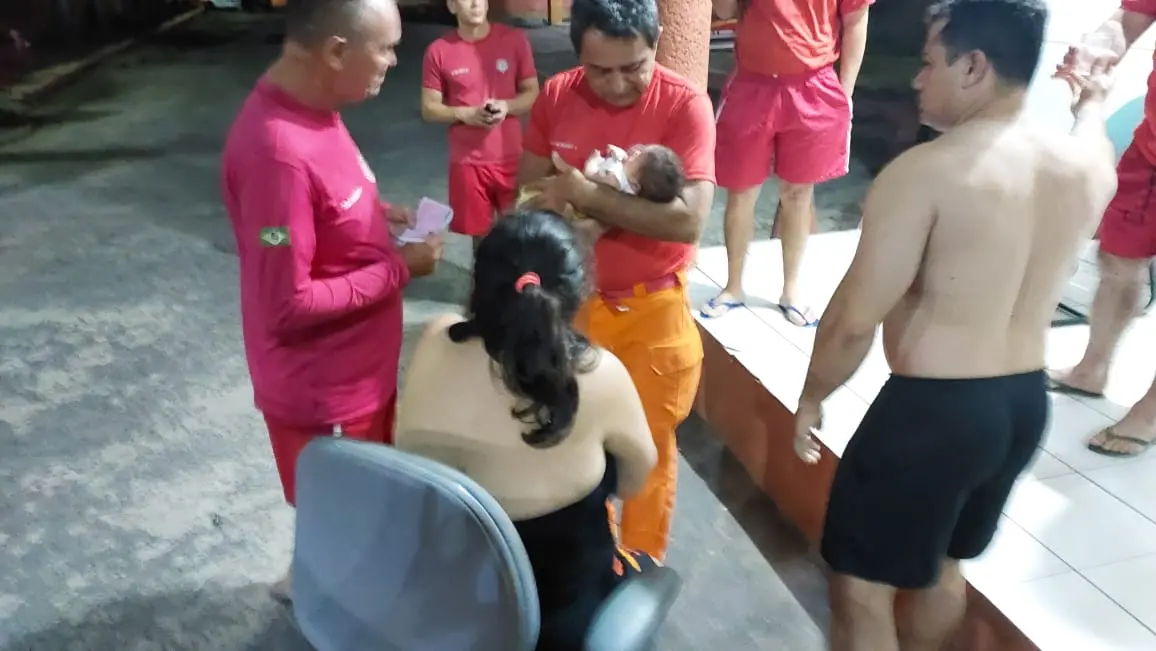Imagem da notícia: Recém-nascido é salvo por bombeiros após se engasgar durante amamentação em Fortaleza