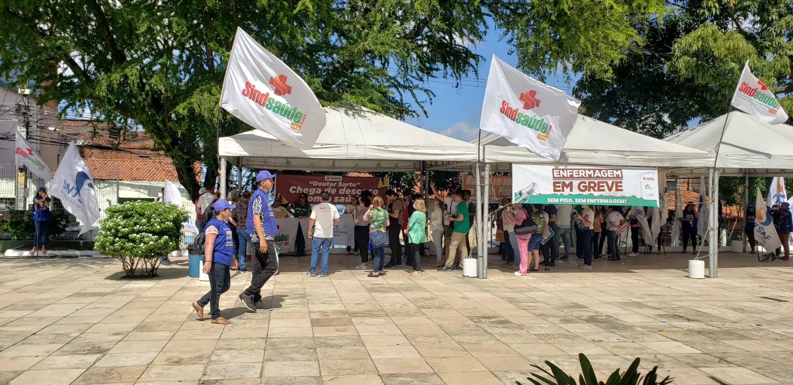 No começo da manhã, a categoria realizou um protesto no prédio da Câmara, antes de ser recebida no auditório.