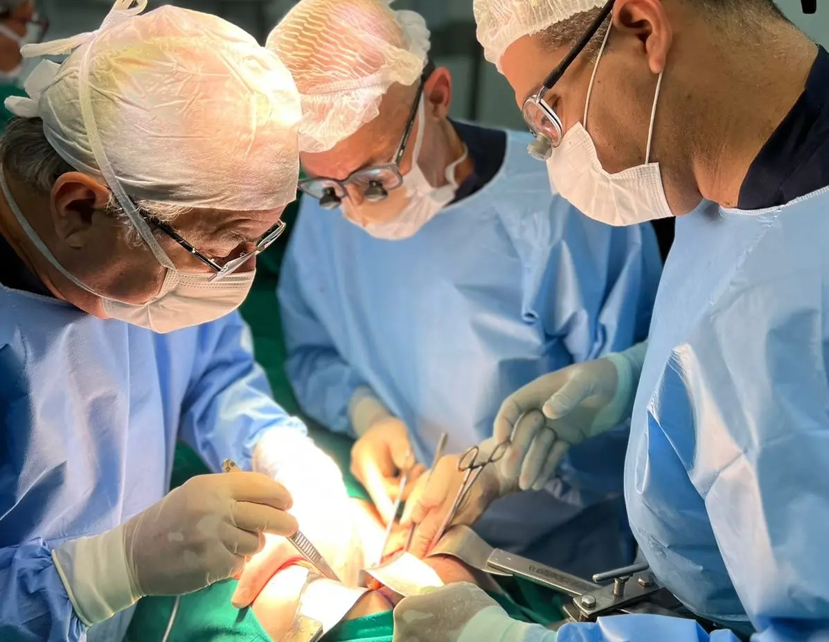 Imagem da notícia: Criança de Ubajara passa por transplante inédito de fígado com doador vivo no Ceará
