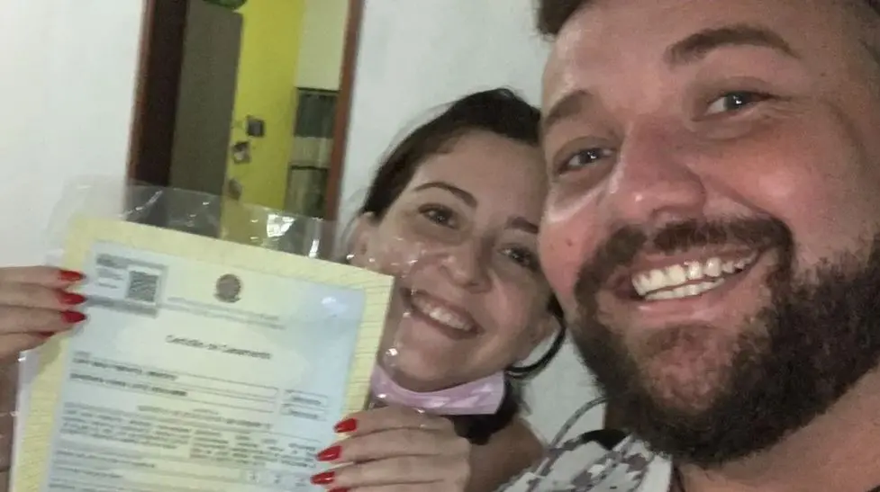 Imagem da notícia: Ex-casal cearense comemora divórcio e viraliza nas redes sociais: 'livre do mal da minha vida'