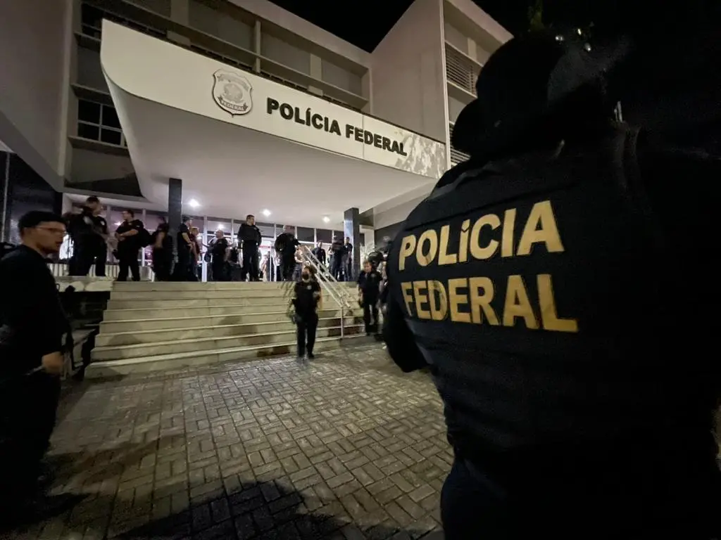 Imagem da notícia: Prefeito de Acarape preso pela Polícia Federal é solto após pagamento de fiança