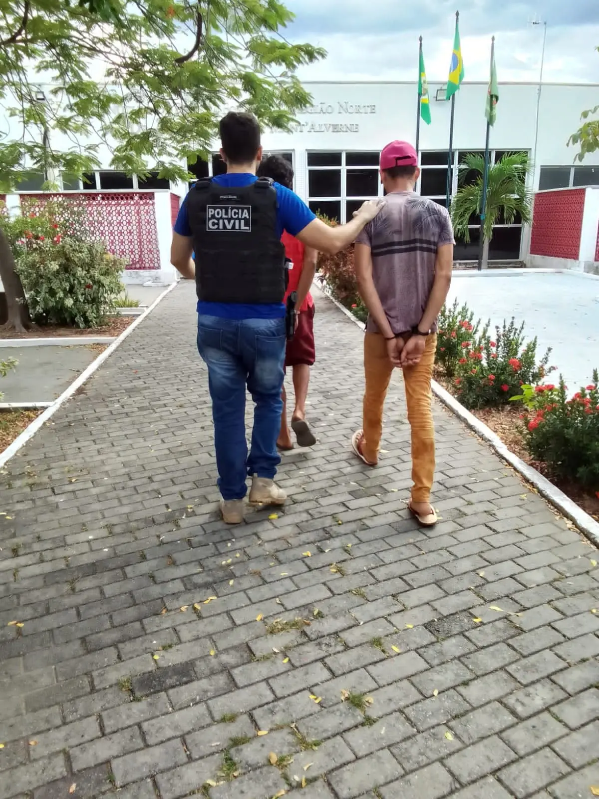 Imagem da notícia: Primos são presos suspeitos de matar o tio após ele denunciar roubo de carneiro, em Coreaú