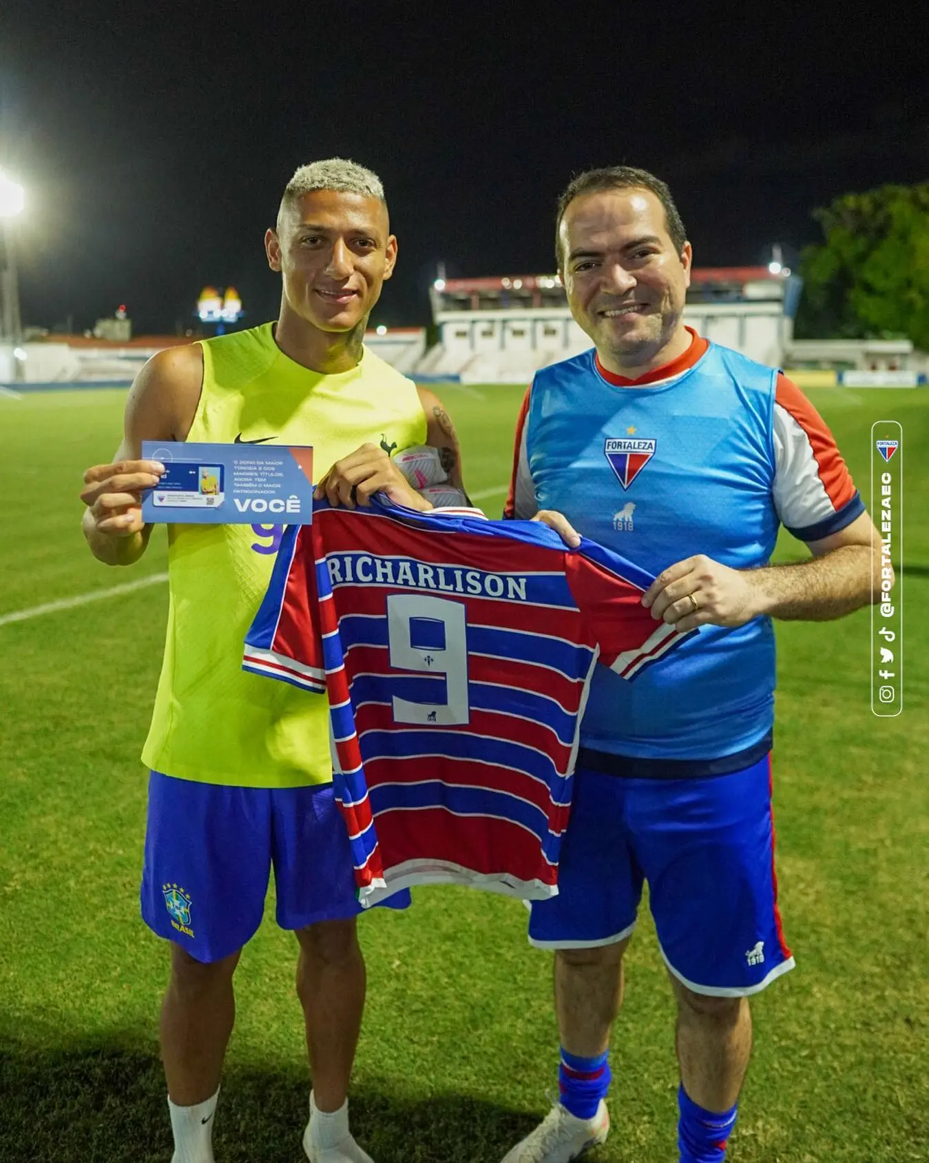 Imagem da notícia: Richarlison visita o Pici e recebe cartão de sócio torcedor do Fortaleza