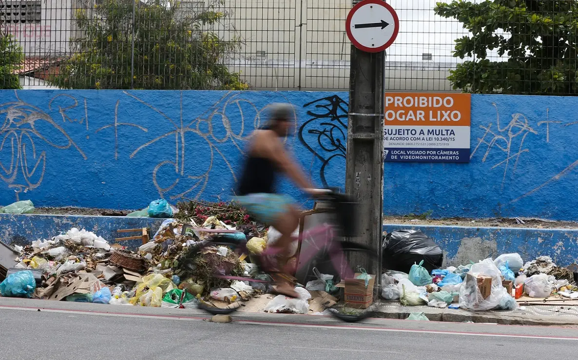 Imagem da notícia: Taxa do lixo recolheu R$ 22,7 milhões antes da suspensão em Fortaleza; 70 mil contribuintes pagaram